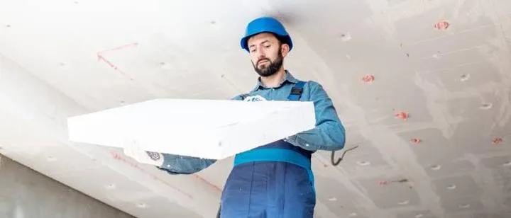 Ciekawe sposoby na obniżenie sufitu styropianem – praktyczny poradnik dla każdego majsterkowicza