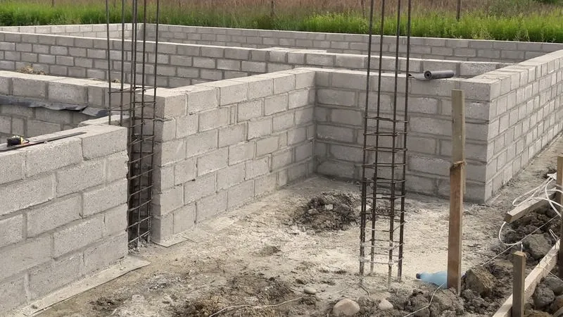 Etapy budowy fundamentów krok po kroku: od wykopu do izolacji