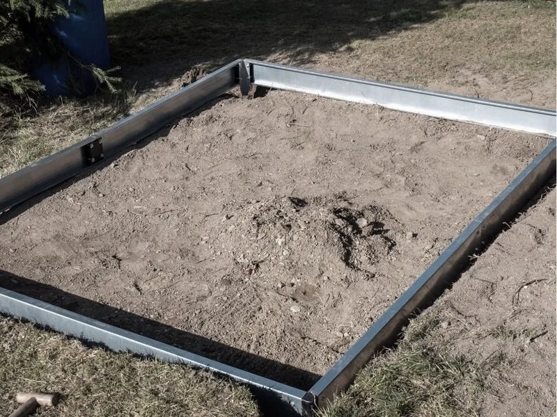 Głębokość fundamentu pod szklarnię – jak dobrać ją do gruntu i konstrukcji