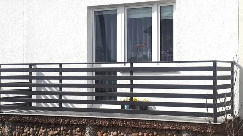 Jak efektywnie zamontować drewnianą balustradę na balkonie? Praktyczne porady krok po kroku