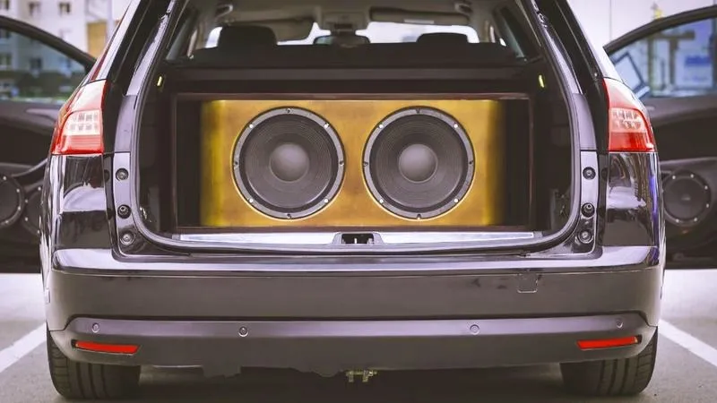 Jak prawidłowo zamontować subwoofer w samochodzie, aby uzyskać najlepszy dźwięk?
