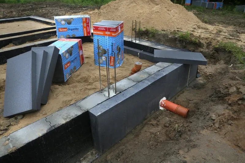 Jak skutecznie przeprowadzić ocieplenie fundamentów od środka?