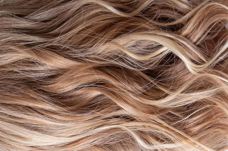 Karmelowy blond – wybierz idealną farbę i poznaj opinie innych!