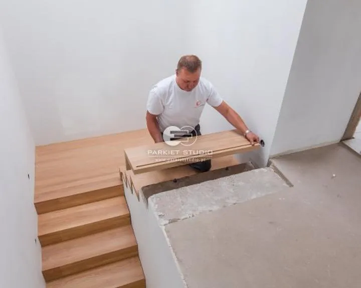 Koszty montażu schodów na strych – ile musisz przygotować?