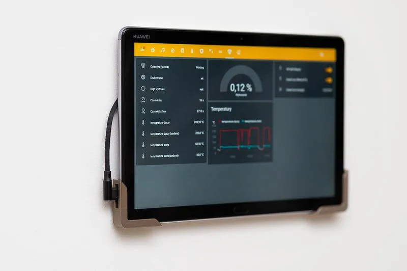 Praktyczny przewodnik: Jak zamontować tablet na ścianie w kilku prostych krokach