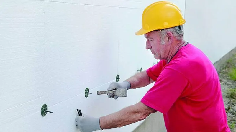 Klejenie czy kołkowanie styropianu