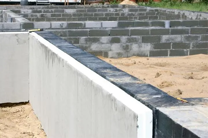 Kołkowanie styropianu