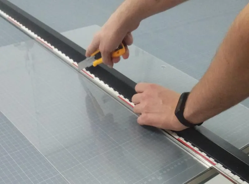 Montaż pleksi na ladzie